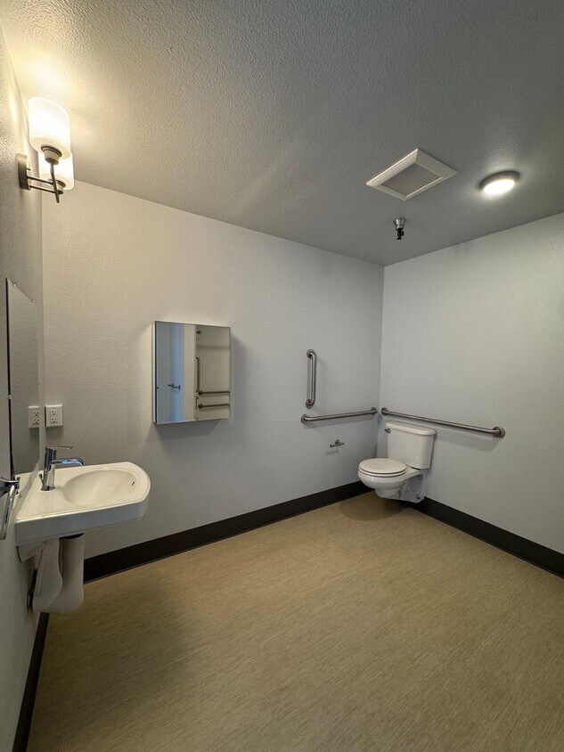 Foto principal - 2 bed 2 bath unit - ALL UTILITIES PAID - A...