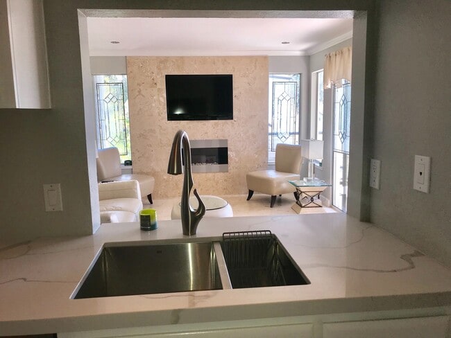 Building Photo - Beautiful View!! 2 Bed/2 Bath Condo, Hayward