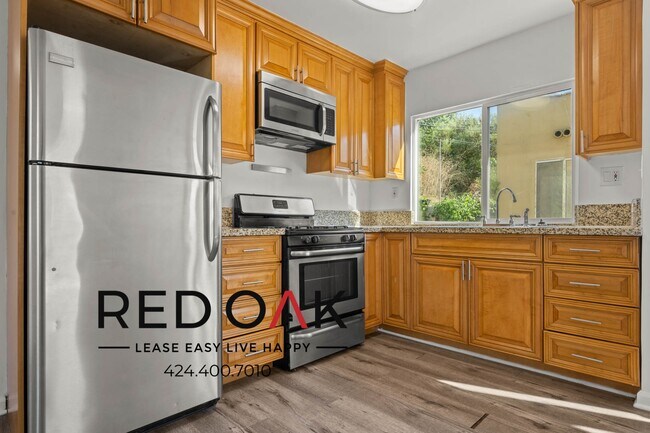 Foto del edificio - Spacious Two Bedroom with Private Patio, U...
