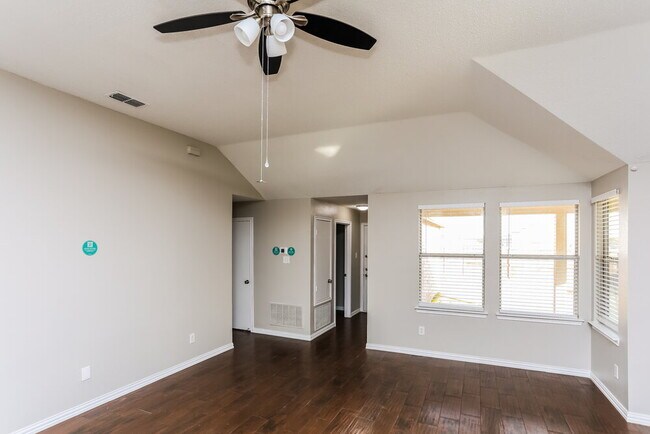 Foto del edificio - 312 Singleton Dr
