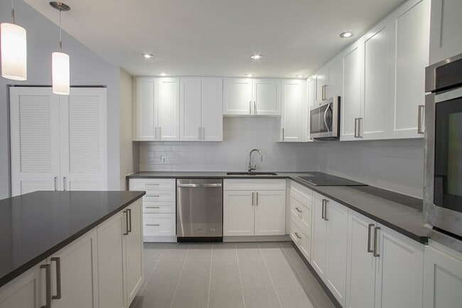 Building Photo - 3495 Rue de la Montagne