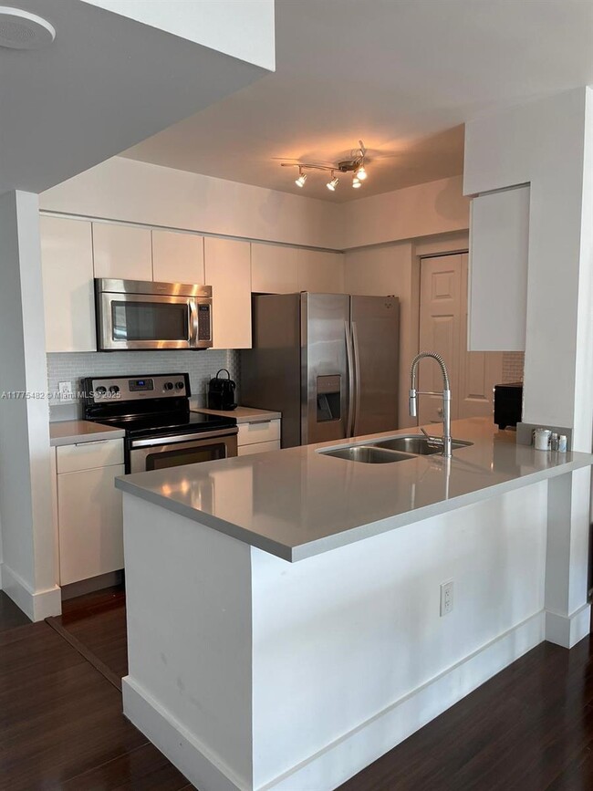 Building Photo - 1155 Brickell Bay Dr