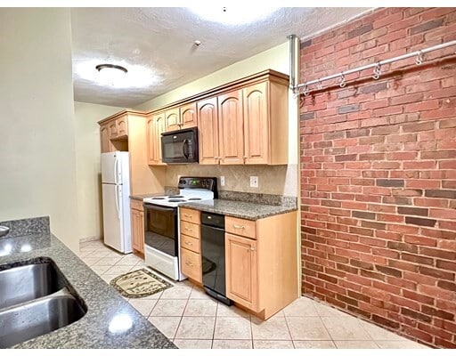 Building Photo - 123 Elm St