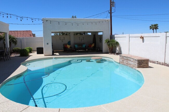 Building Photo - Long Term 3 Bed 3 Bath Pool Home!! Furnish...