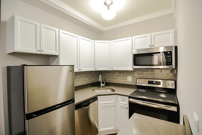 Building Photo - 817 W Lakeside Pl