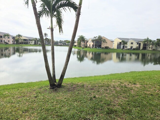 Foto del edificio - Fully furnished Lake View Condo in Gated Community