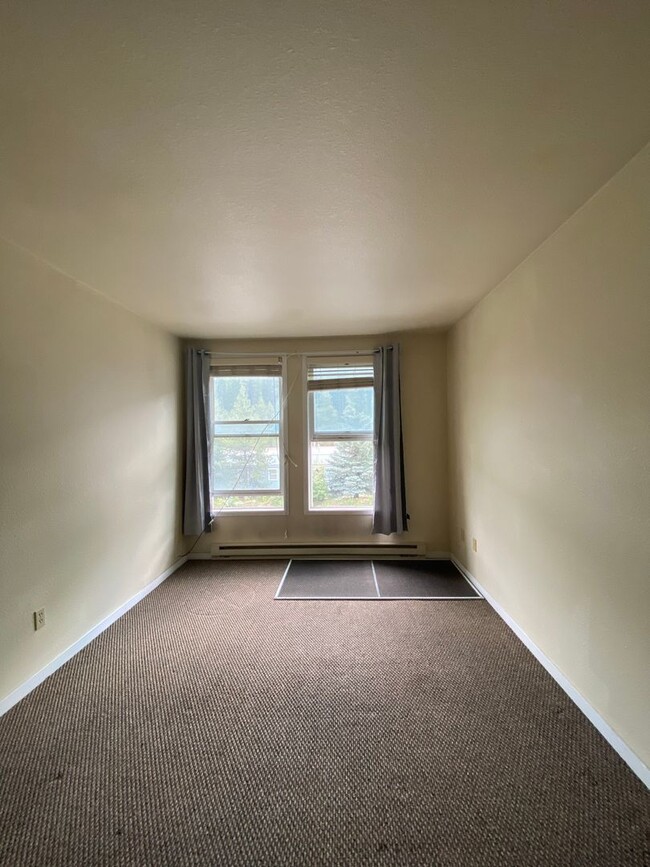 Building Photo - In town 1 bedroom/1 bathroom plus large la...
