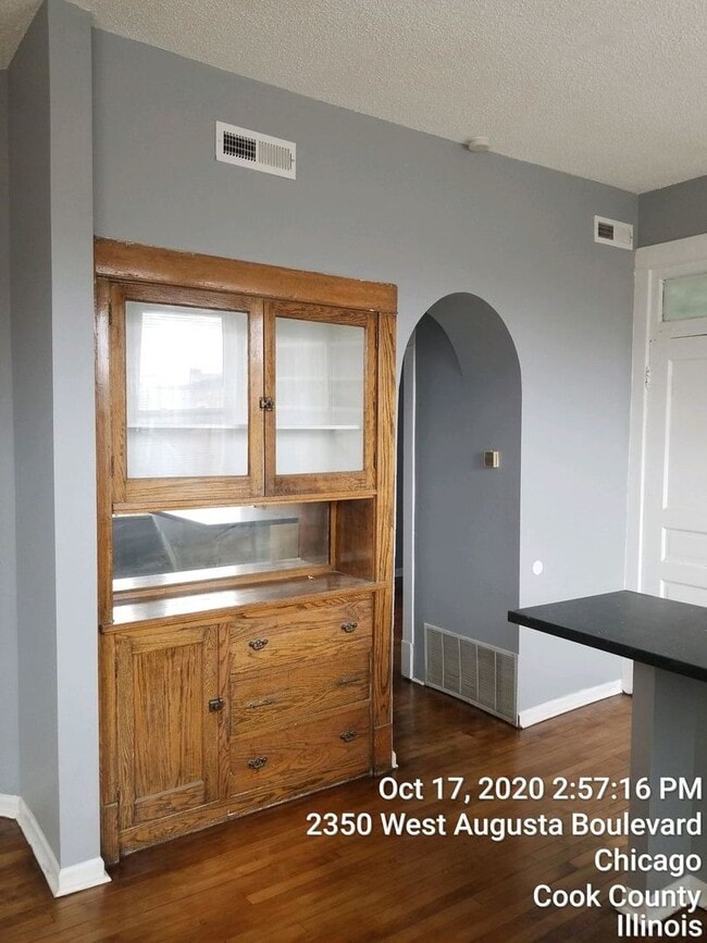 Foto del edificio - 2350 W Augusta Blvd