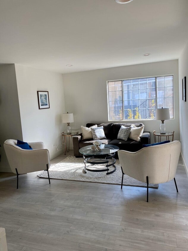 Foto del edificio - 1585 W 35th Pl