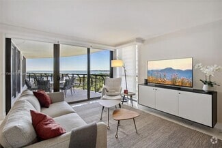 Building Photo - 2843 S Bayshore Dr