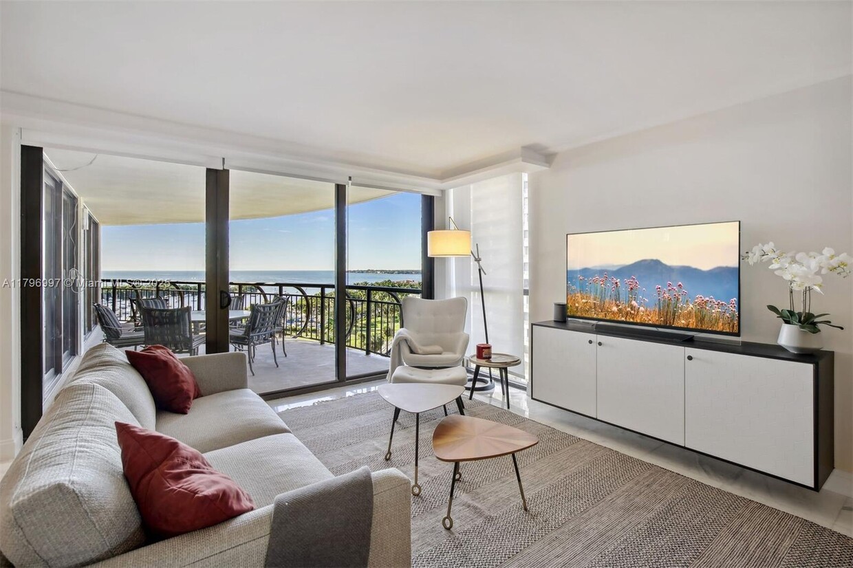 Foto principal - 2843 S Bayshore Dr
