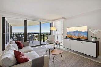 Building Photo - 2843 S Bayshore Dr