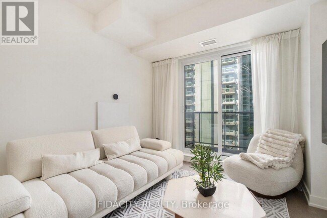 Building Photo - 560-560 Rideau St