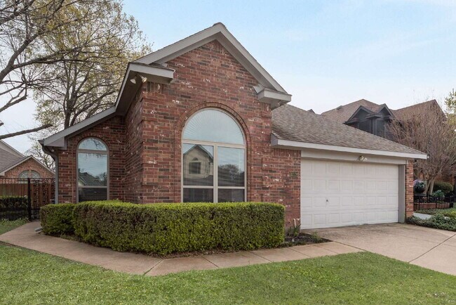 Foto del edificio - Garden haven 3 bed 2 bath home in H-E-B school district