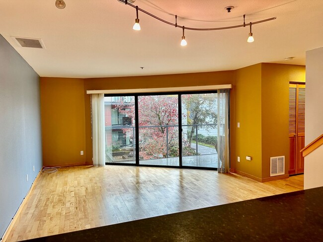 Building Photo - 1 MONTH FREE RENT! | Top Floor Two Bedroom...