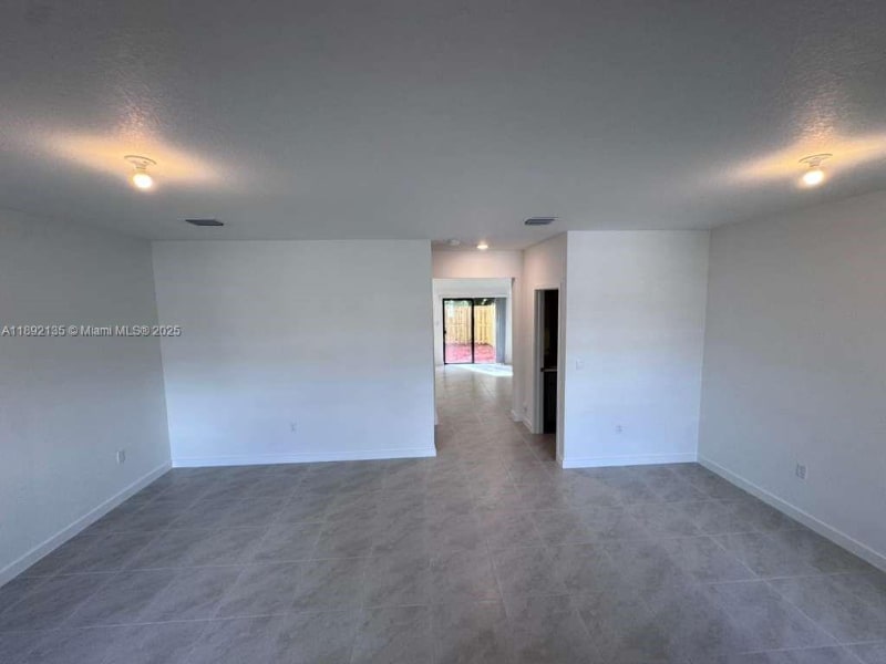 Foto principal - 1549 NE 3rd Ave