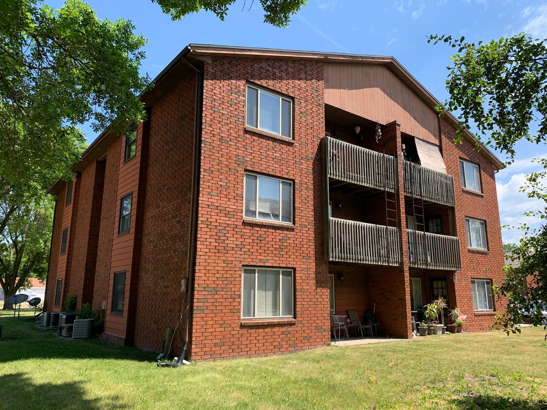 Building Photo - Pine Tree Flats