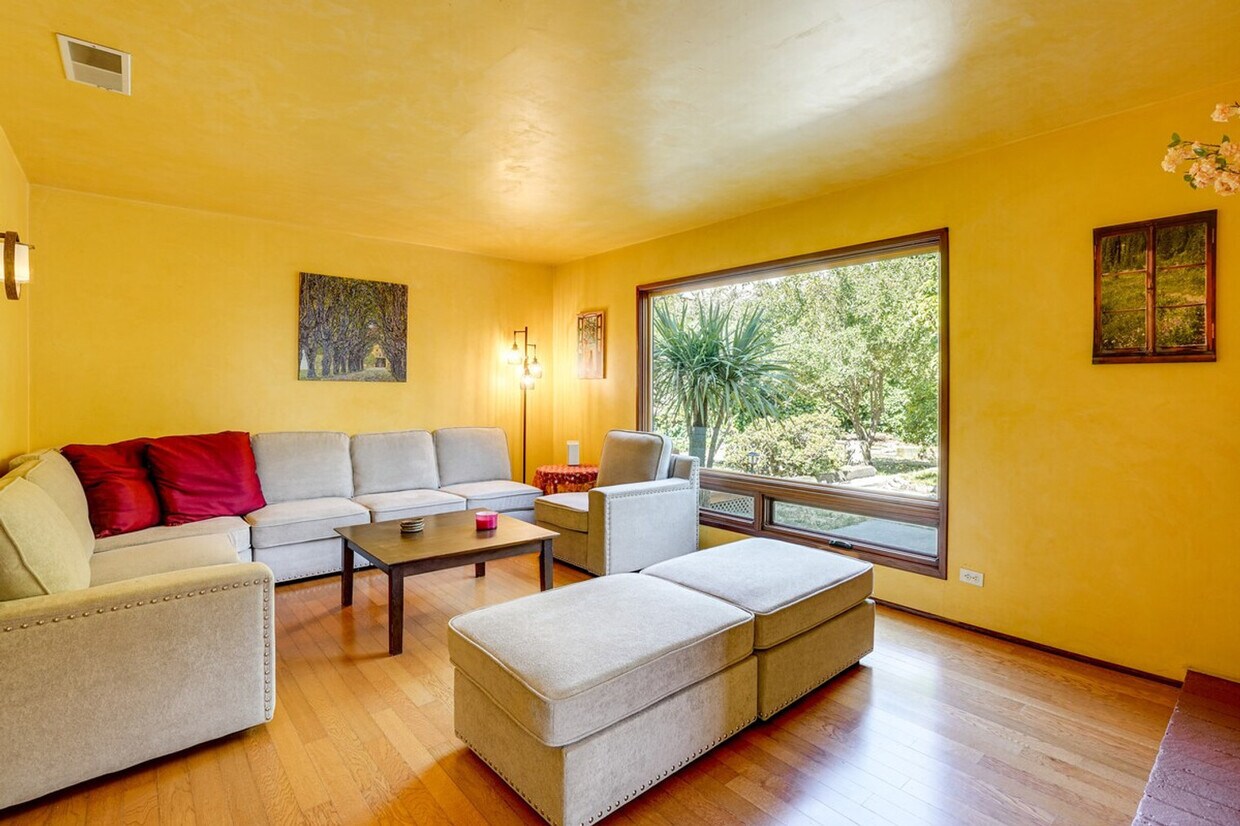 Foto principal - 714 Crestview Dr