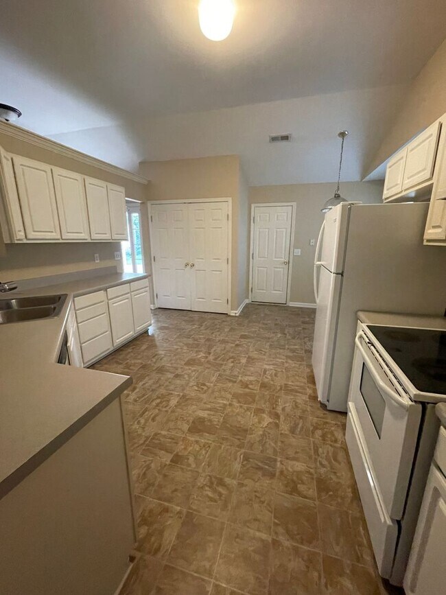 Building Photo - 3 bedroom 2 bath home, Bonus has closets!!