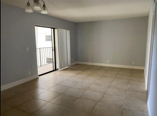 Foto del edificio - 1455 Lake Crystal Dr