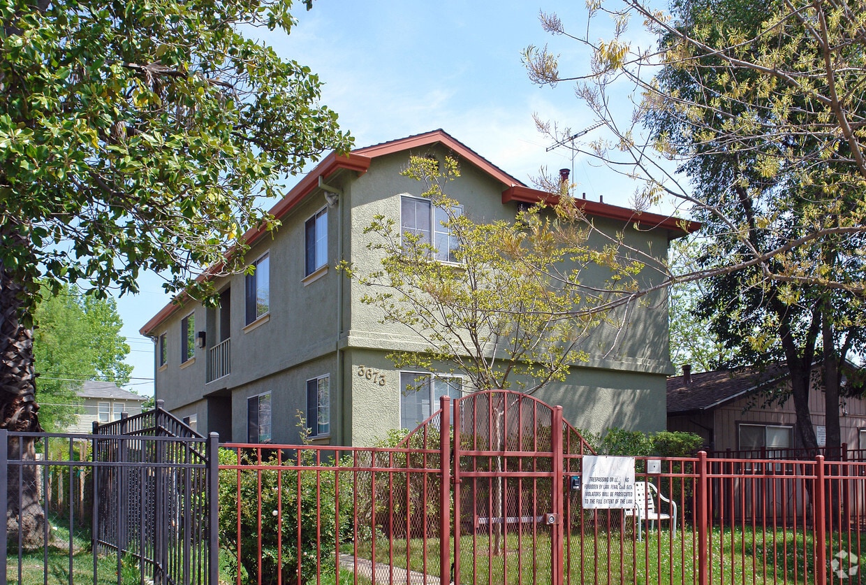 Primary Photo - 3673 5th Ave