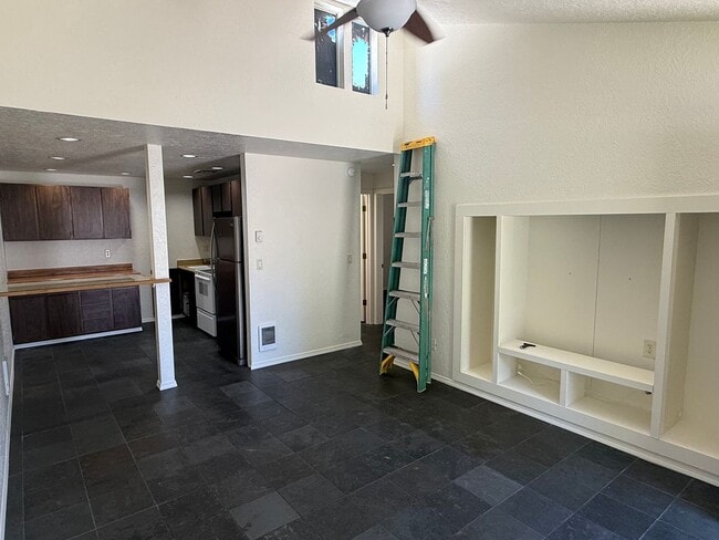 Building Photo - Cozy Condo in NE Bend!