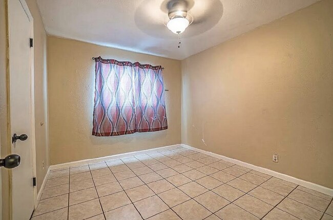 Building Photo - 10316 Hollyhock Dr