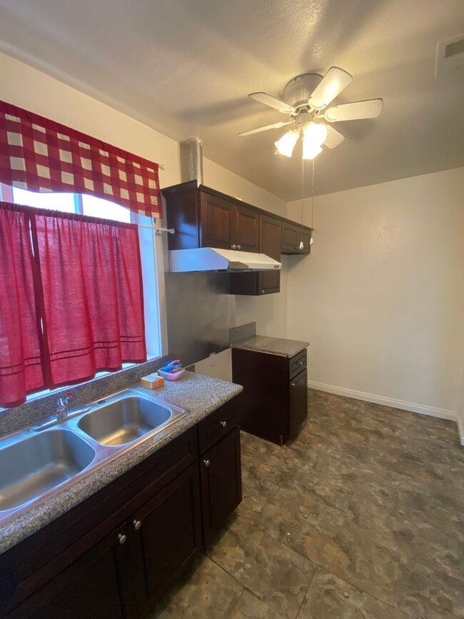 Building Photo - Beautiful small house