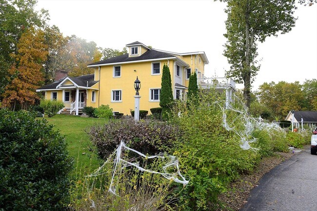 Foto del edificio - 85 Burlingame Rd