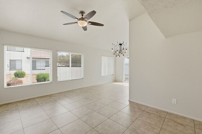 Building Photo - Beautiful townhome in North Phoenix central location