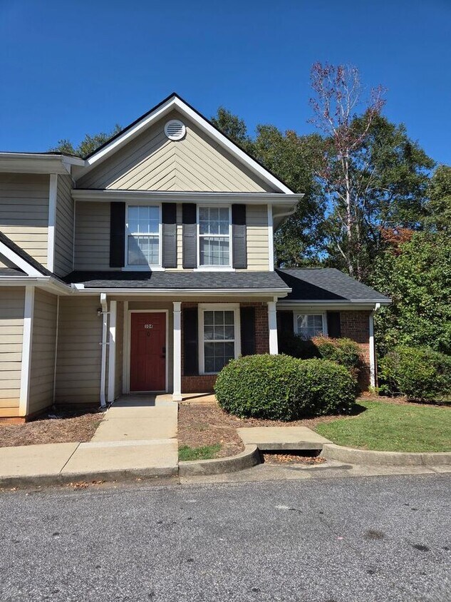 Foto principal - $500 off your first full month rent!! 3 Be...