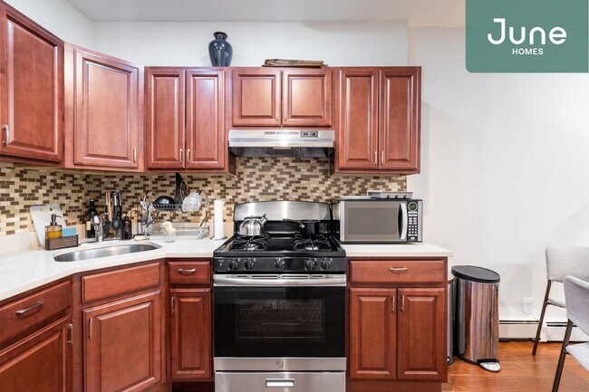 Building Photo - Queen room in 3-bed/1.0-bath Home