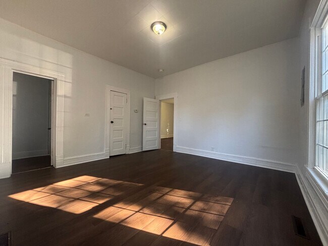 Building Photo - Cute and clean 2 bedroom 1 bath available ...