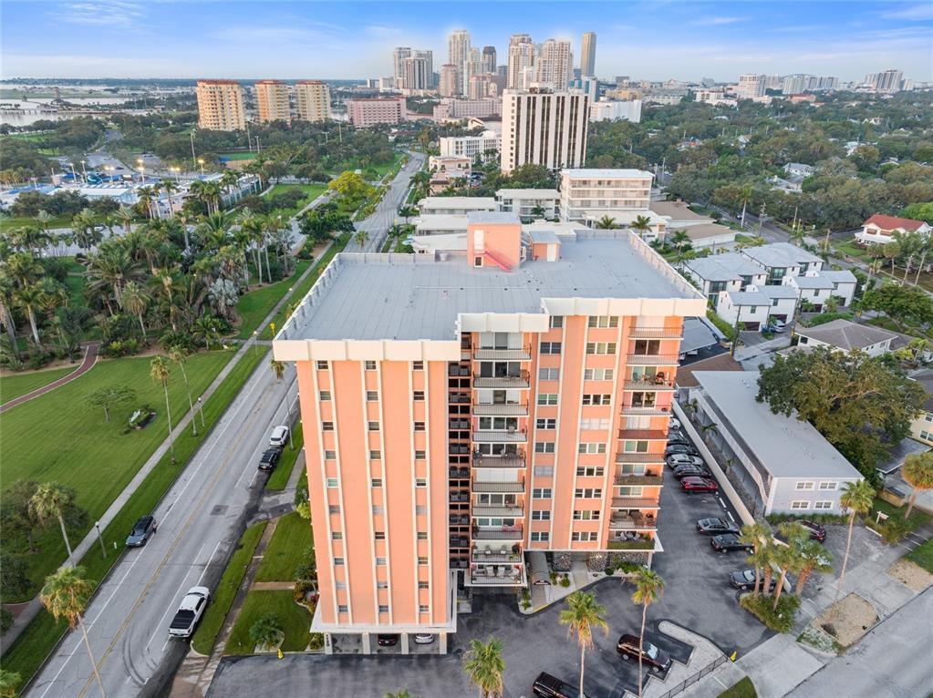 Primary Photo - 1120 N Shore Dr NE