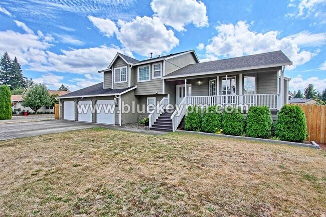 Building Photo - 4 Bed, 2 Bath Home in Well Established Nei...