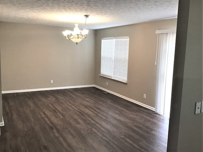 Building Photo - 5 Meadow Lane Drive