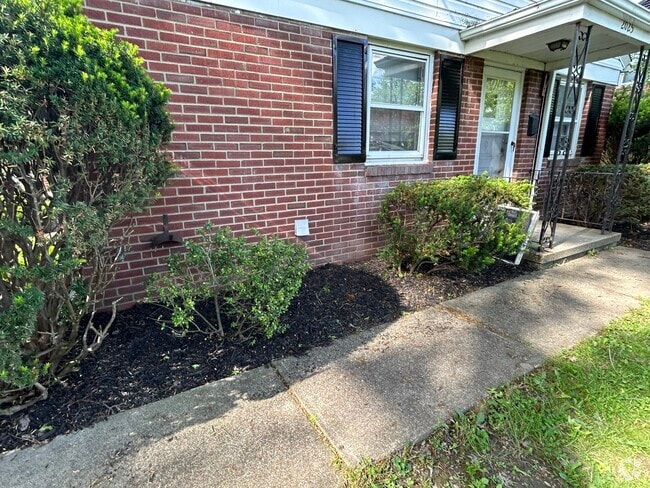 Building Photo - 2025 Ayers Ave