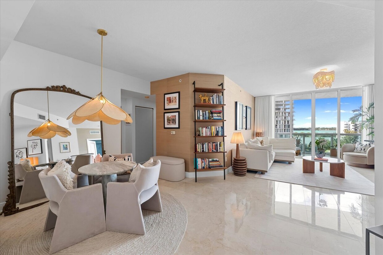 Foto principal - 7900 Harbor Island Dr