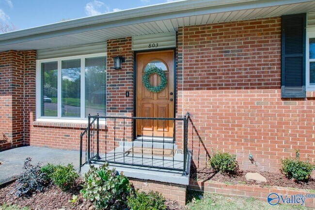 Foto del edificio - 803 Mead Rd NE