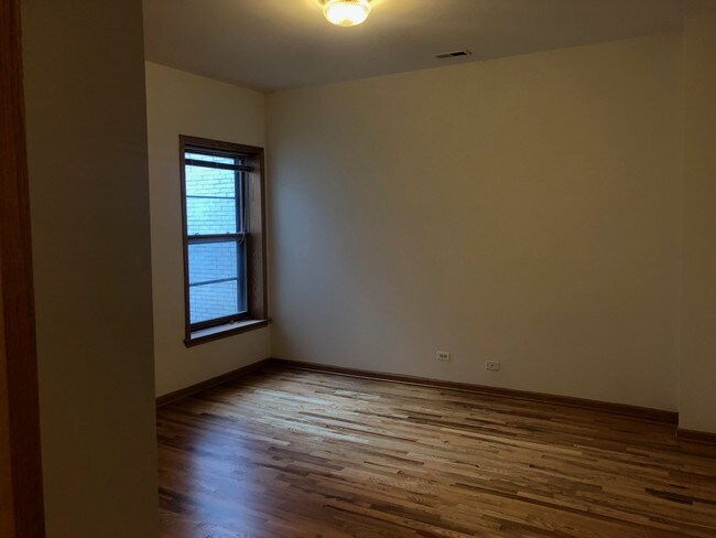 Building Photo - 4037 N Sheridan Rd