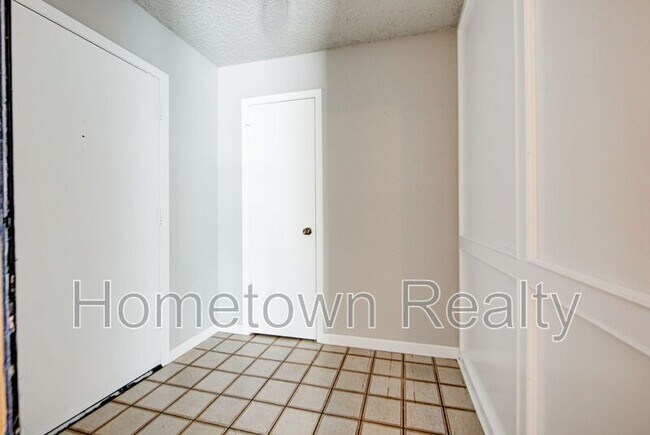 Building Photo - 1713 Hillcrest Dr