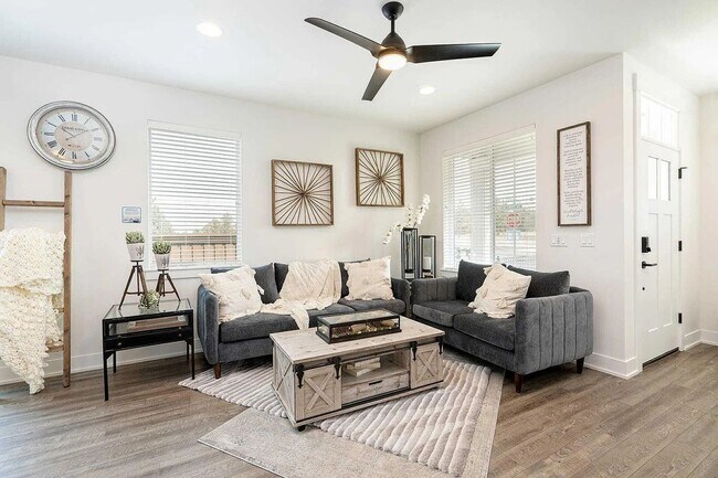 Foto del edificio - Eastside townhome in the desirable Petrosa neighborhood