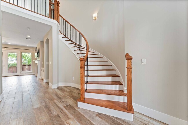 Building Photo - 4310 Fernwood Dr