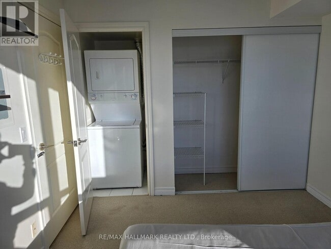 Building Photo - 60 Town Centre Court