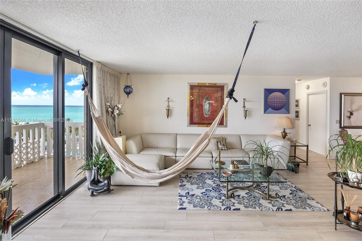 Primary Photo - 9801 Collins Ave