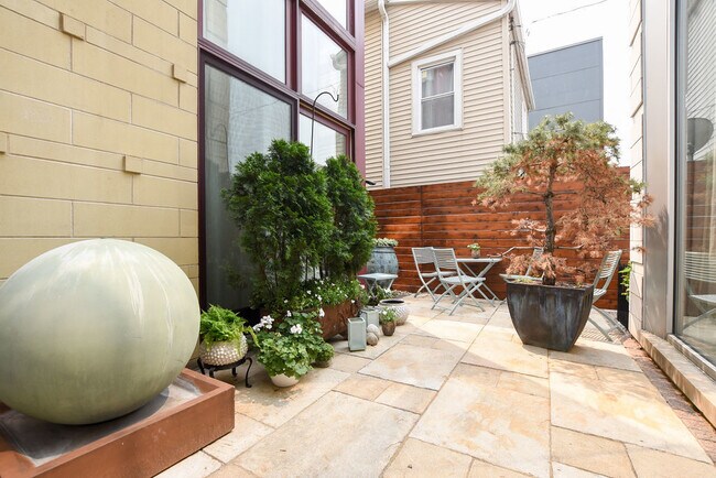 Foto del edificio - 1856 N Fairfield Ave