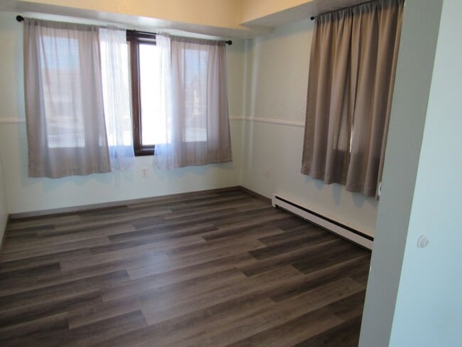Building Photo - Light and bright! 2 Bedroom, Westside Condo.