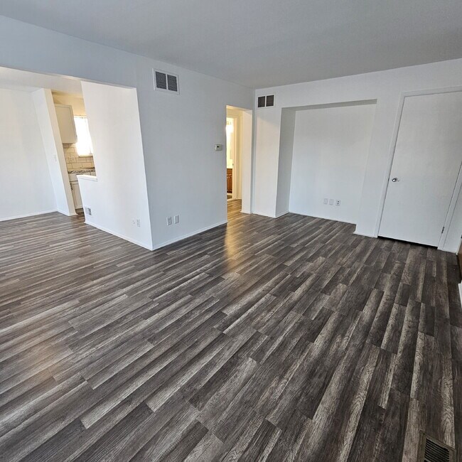 Foto del edificio - Completely Remodeled 1 Bedroom Condo in Warren – Private Basement Laundry + Storage Room!