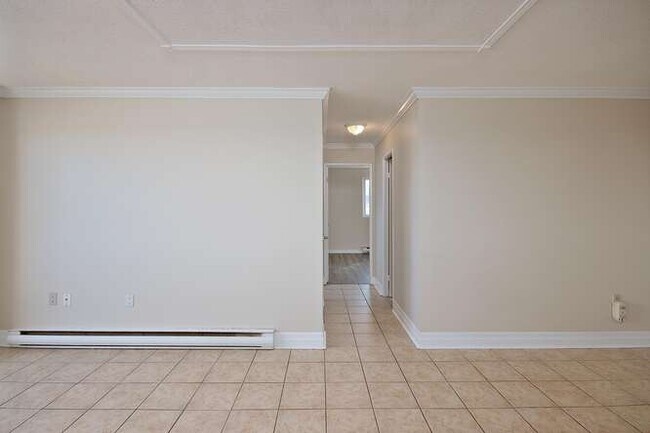 Photo du bâtiment - TWO BEDROOM APARTMENT BY WHITEOAKS MALL