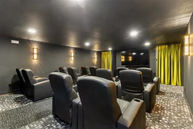 Cine con asientos reclinables y TV de 85 pulgadas - The Galleria